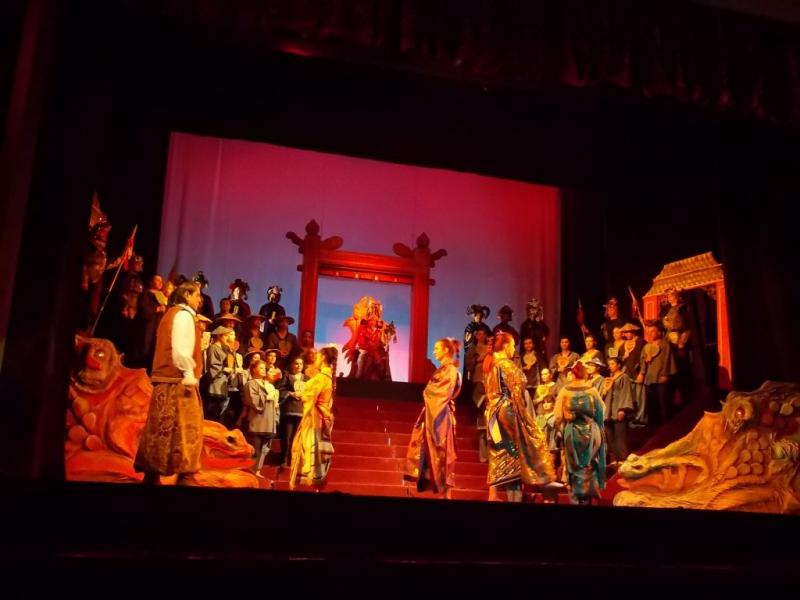 Turaiova, ni hao oltenesc. Turandot in Bãnie
