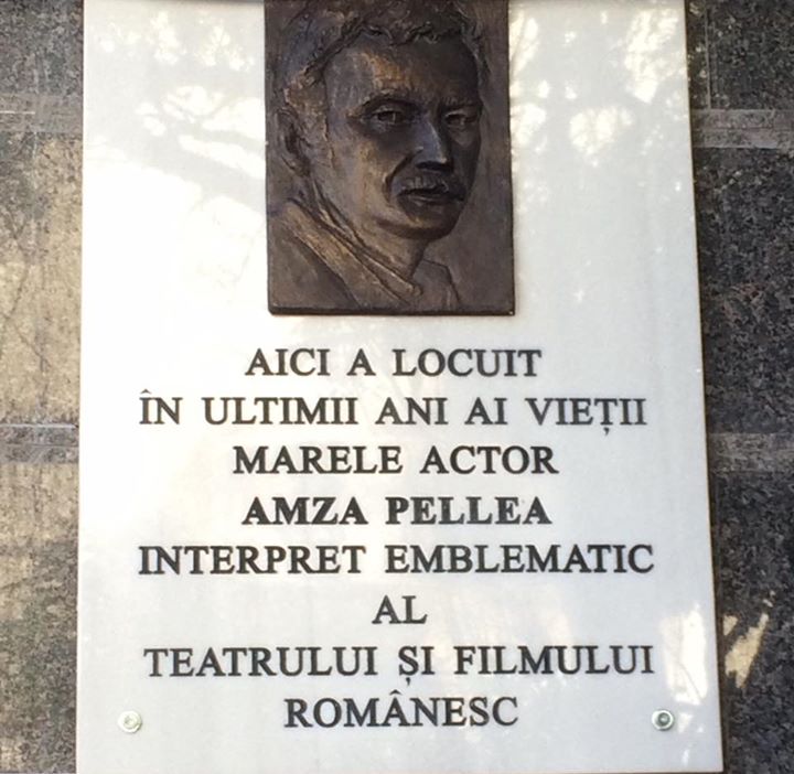 Iubitorii de teatru și film pot admira placa memorială dedicată actorului Amza Pellea
