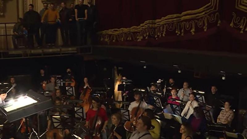 Bucureștenii au stat pe scări, pe holuri și în picioare la ultima repetiție ”Fantoma de la Operă”