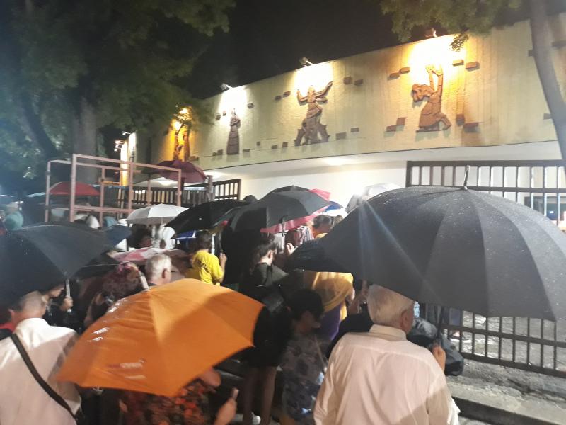 Sonați la Varna, murați s-o vadă pe Sonia. Caută să nu fi idiot!