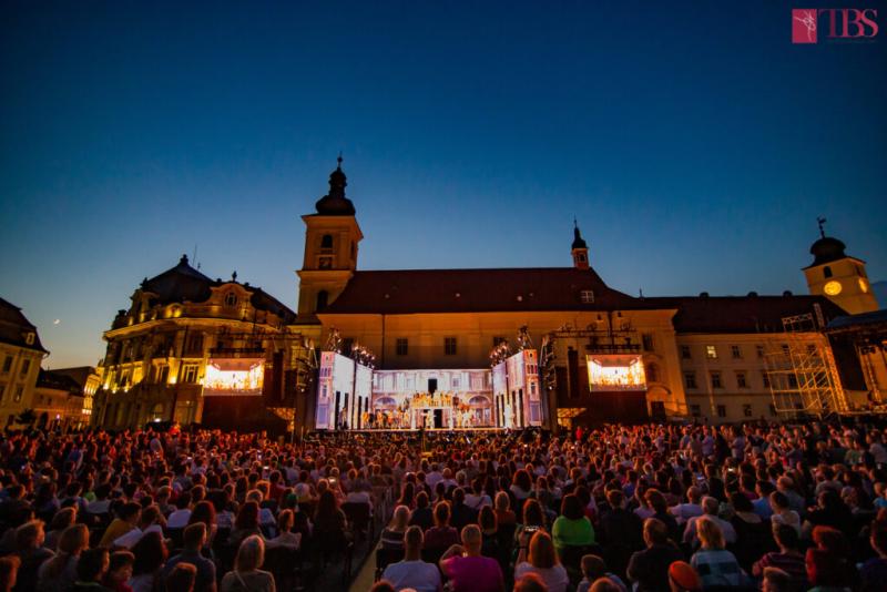 Teatrul de Balet Sibiu încheie stagiunea în Piața Mare, cu spectacolul de dans contemporan „Romeo și Julieta. Rock story”